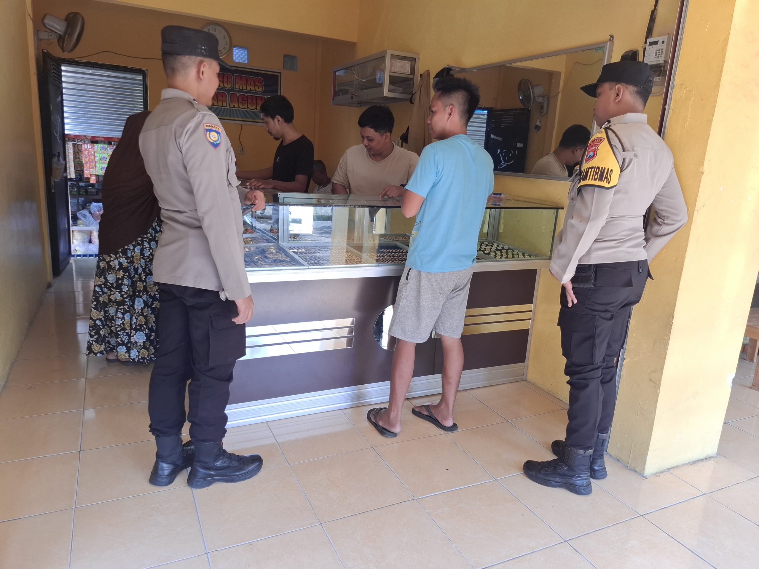 antisipasi aksi kejahatan serta menciptakan rasa aman dan nyaman kepada masyarakat di areal pasar lembeyan personil Polsek lembeyan laksanakan patroli dialogis dengan juru parkir serta pedagang dan pengunjung di areal pasar lembeyan