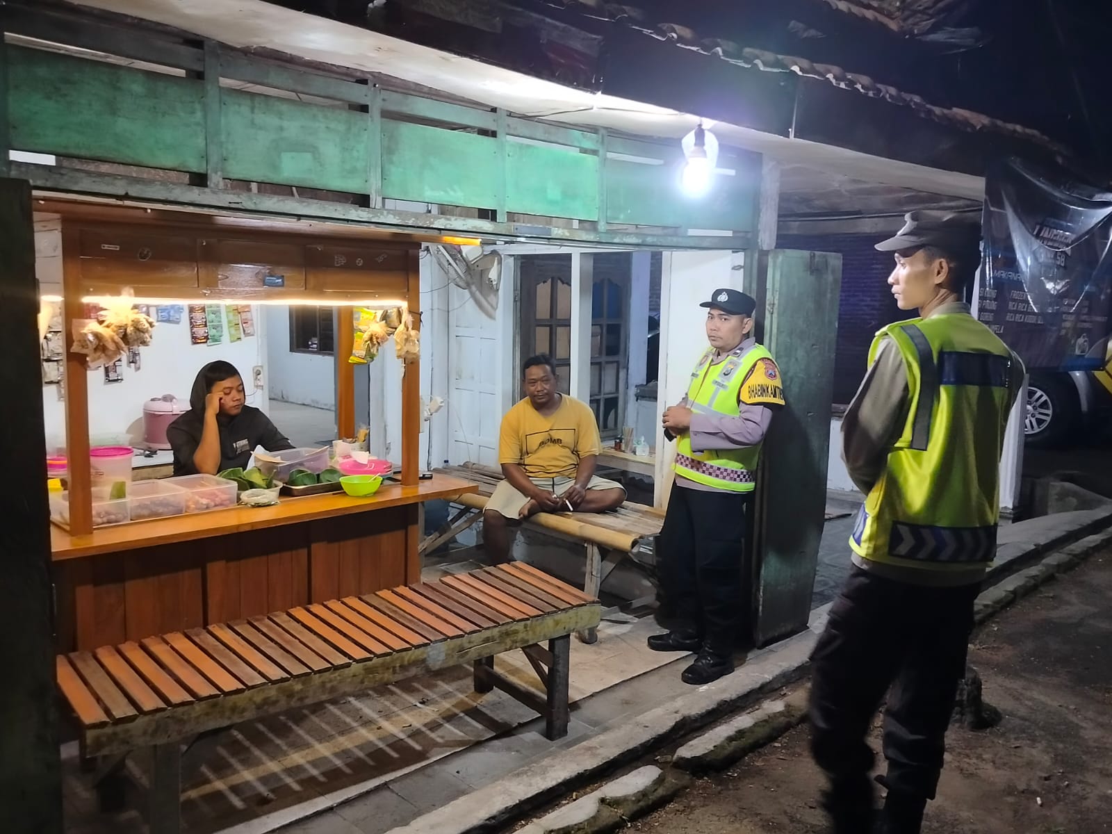Patroli Dialogis Polsek Kartoharjo, Imbau Pemilik Angkringan Jaga Kamtibmas dan Tidak Menjual Miras