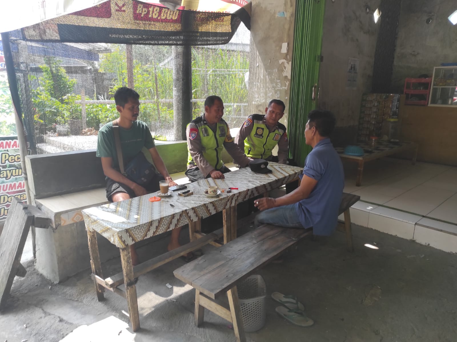 Dalam upaya menjaga situasi kamtibmas tetap aman dan kondusif, anggota Polsek Sukomoro Polres Magetan melaksanakan kegiatan patroli dialogis dengan warga yang sedang nongkrong di warung