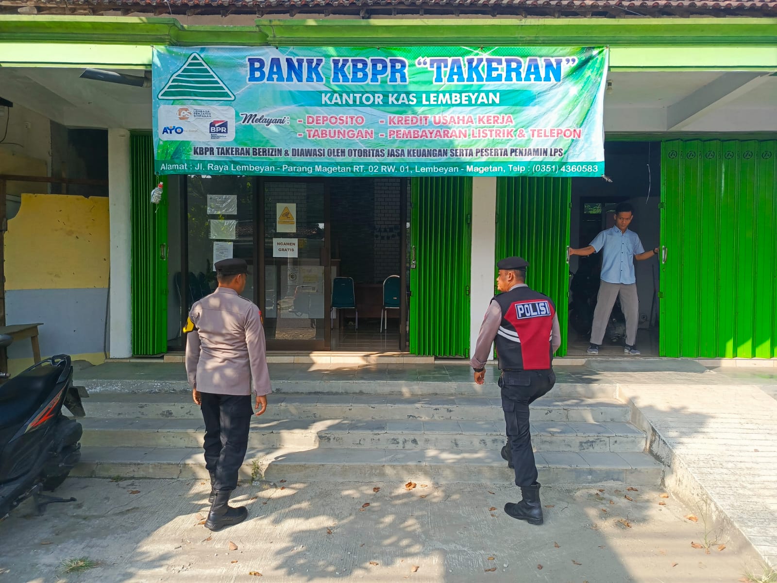 Cegah aksi kriminalitas personil Polsek Lembeyan laksanakan patroli kewilayahan di Bank Perkreditan Rakyat Takeran Kantor Kas Lembeyan
