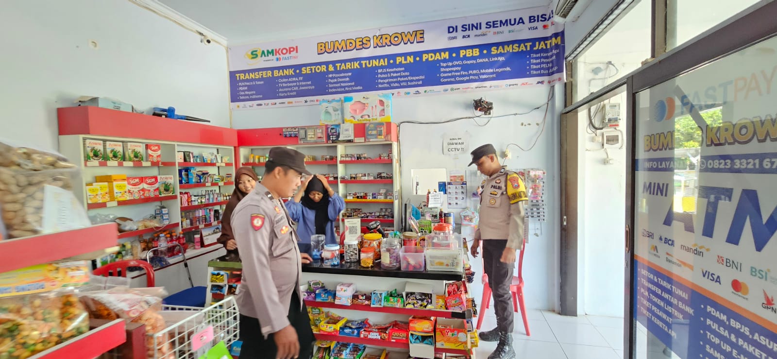 Personil Polsek Lembeyan laksanakan patroli kewilayahan di toko desa Bumdes Krowe Mart Desa Krowe Kecamatan Lembeyan guna cegah gangkamtibmas