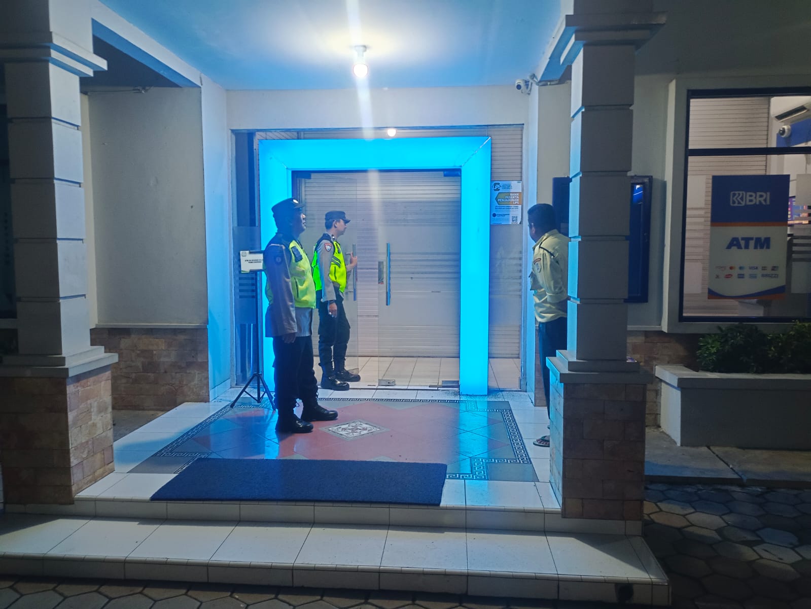 Patroli dialogis pada malam hari dengan menyambangi security BRI Unit Sukomoro.
