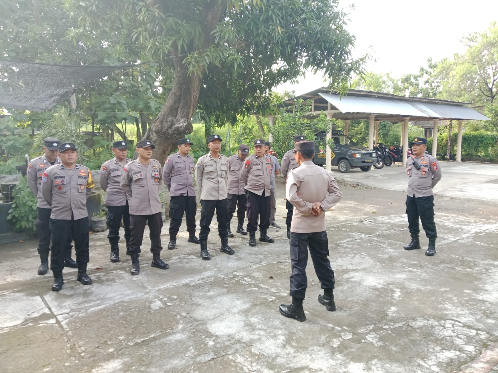 Dalam rangka meningkatkan kedisiplinan dan kesiapsiagaan personel dalam pelaksanaan tugas sehari-hari, Waka Polsek Sukomoro Iptu Gunanto, S.H., memimpin kegiatan apel pagi yang dilaksanakan di halaman Mapolsek Sukomoro Polres Magetan.