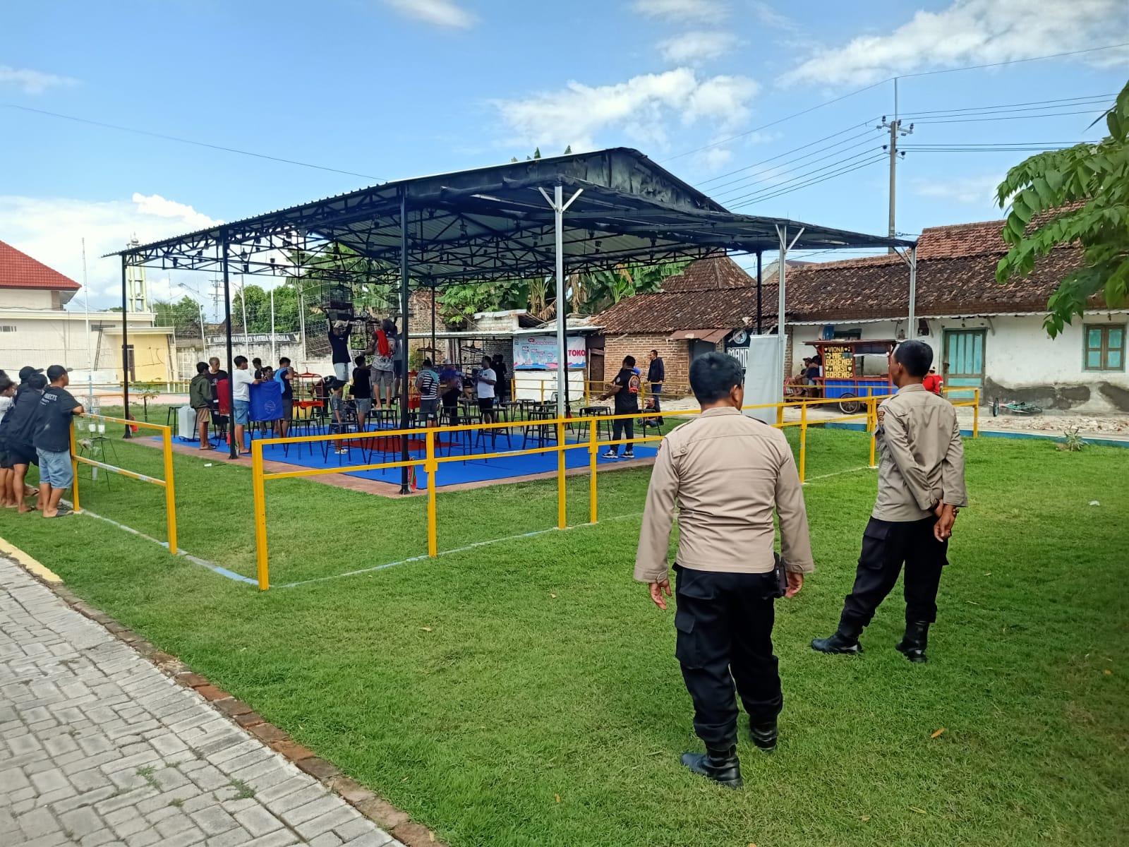 Personel Polsek Maospati pengamanan kegiatan perlombaan komunitas burung “Mandala BC” di Taman Mandala Kelurahan Mranggen