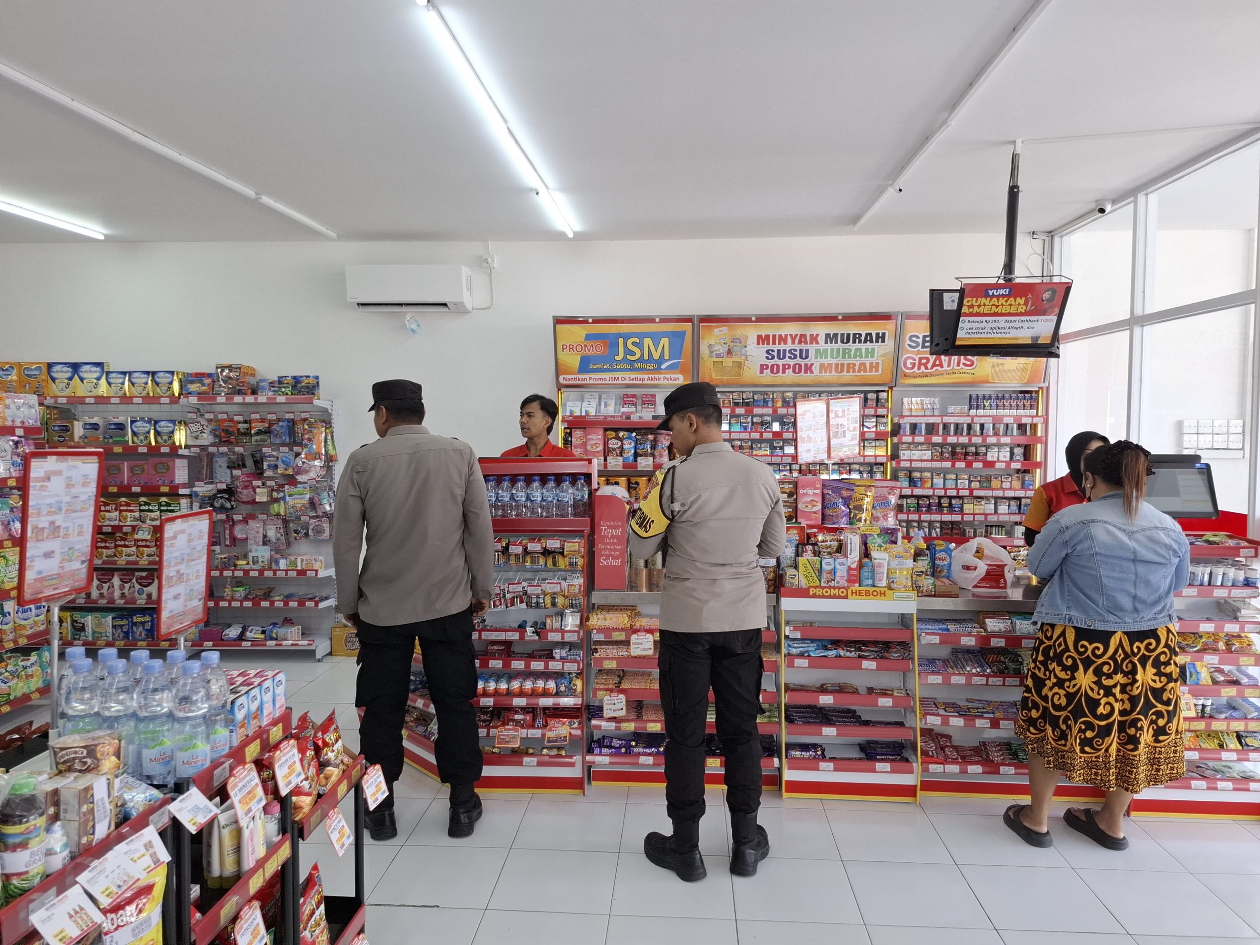 antisipasi aksi kriminalitas di pusat perbelanjaan dan pertokoan personil Polsek Lembeyan tingkatkan patroli kewilayahan dengan sasaran toko modern sahabat mart Lembeyan