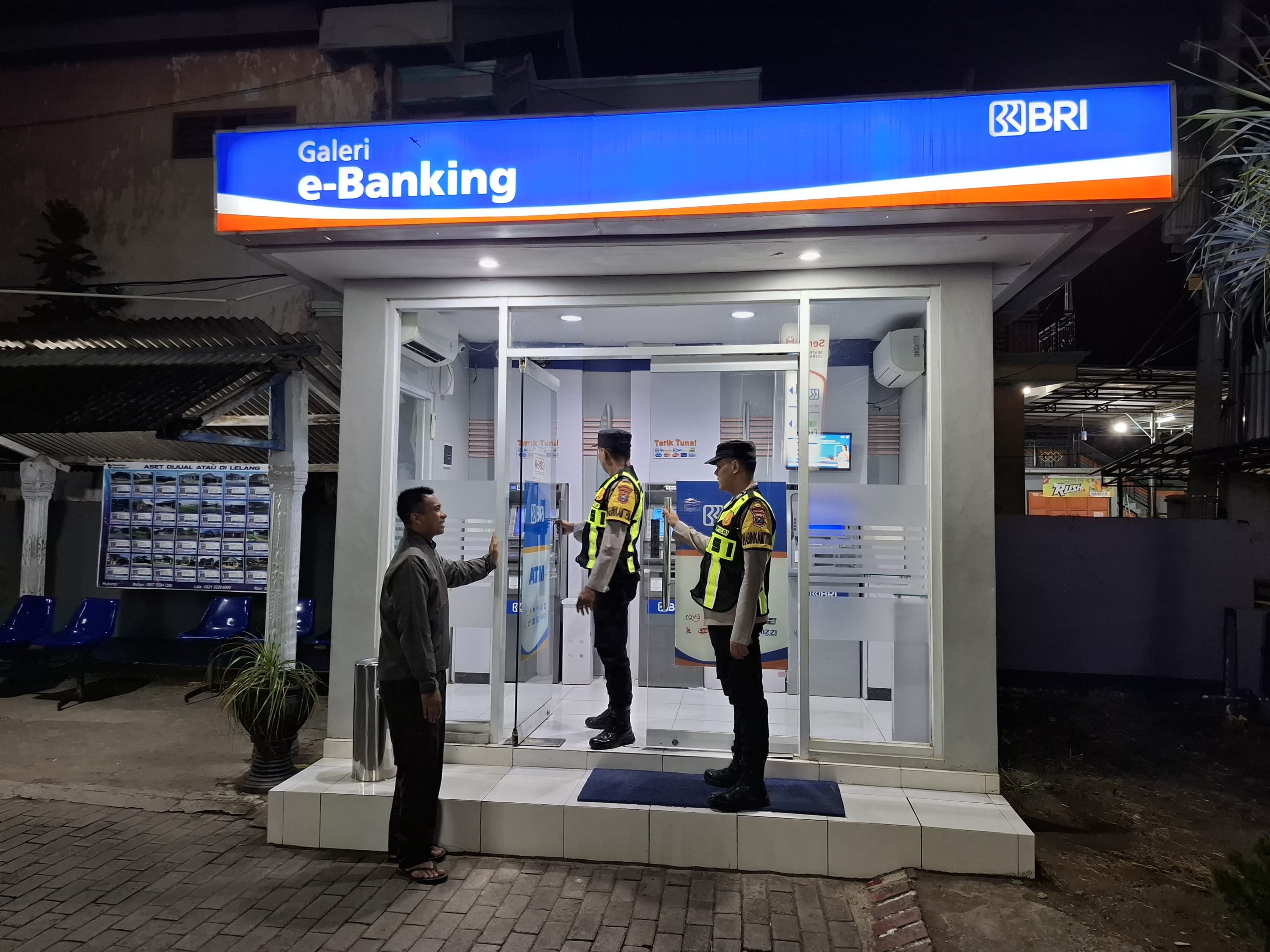 cegah tindak kejahatan di kawasan perbankan personil Polsek Lembeyan laksanakan patroli kewilayahan di Kantor Bank BRI Unit Lembeyan