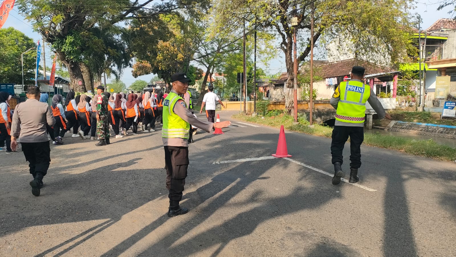 Pengamanan Jalan Santai HUT SMAN 1 Barat