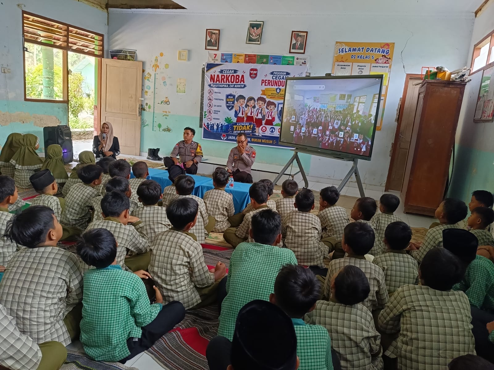 Kanit Binmas Polsek Parang Polres Magetan Bersama Bhabinkamtibmas Desa Ngaglik Melaksanakan sosialisasi Stop Bullying / Perundungan dan Bahaya Narkoba kepada siswa-siswi SDN 1 Ngaglik.