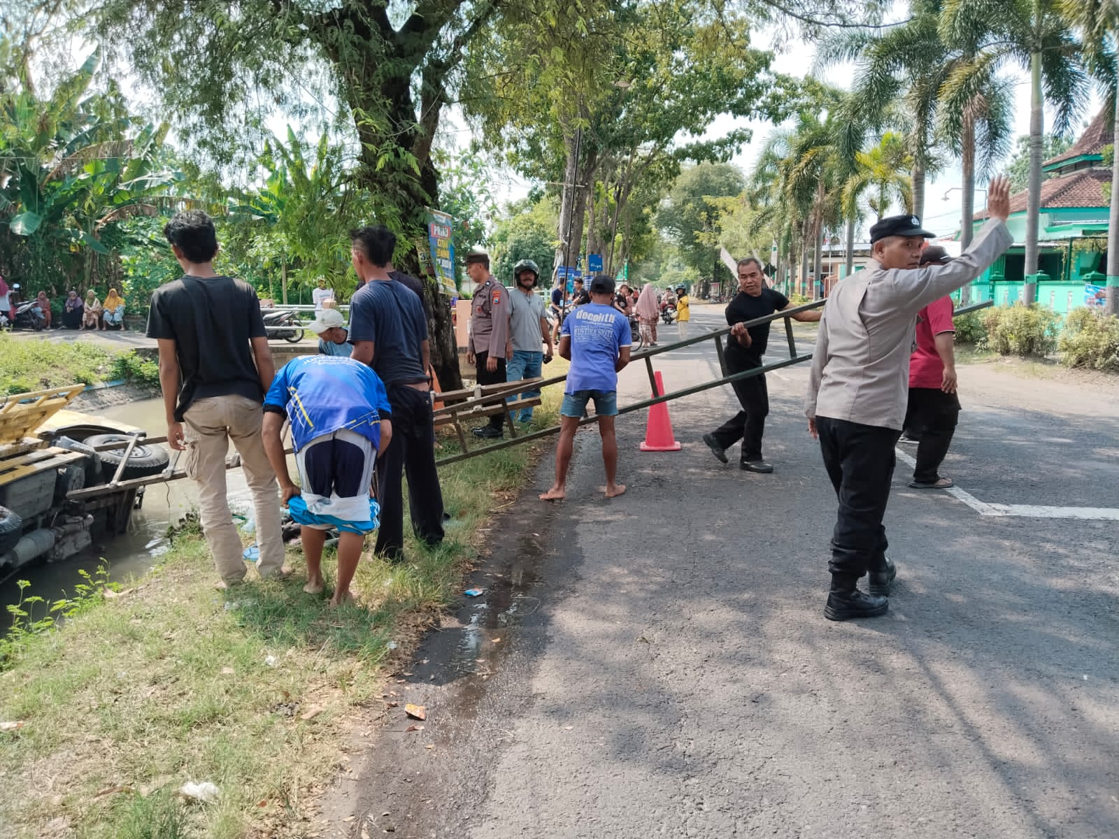 Lakalantas Dump Truck Terperosok di Sungai Depan SMA Negeri 1 Barat