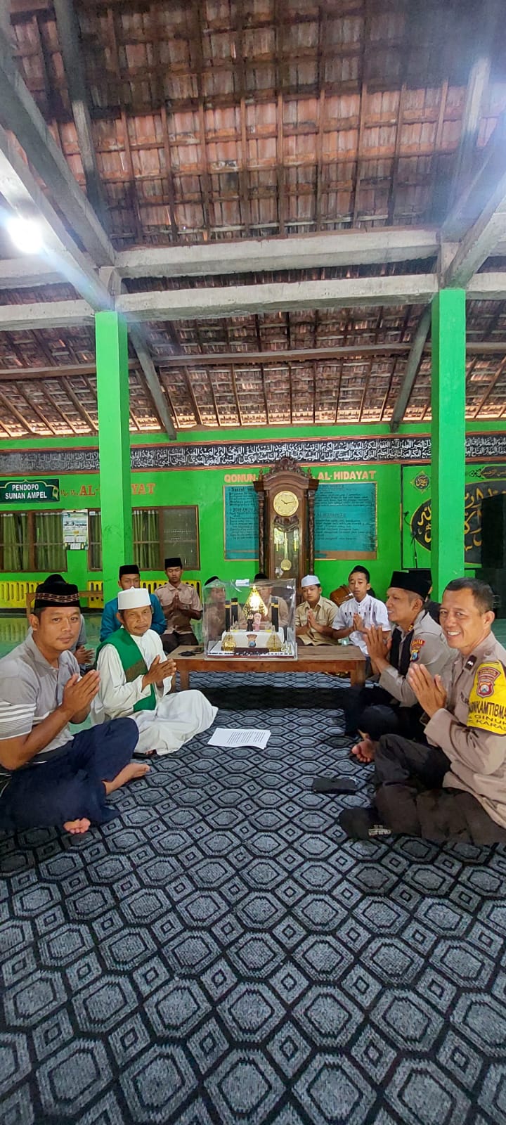 Kapolsek Karas polres Magetan bersama anggota bersama KH Abdullah Ponpes Al Hidayat desa Ginuk Do'a bersama utk Kapolres Magetan genap usia 41 tahun semoga sehat lahir bathin dan barokah usianya🙏🤲