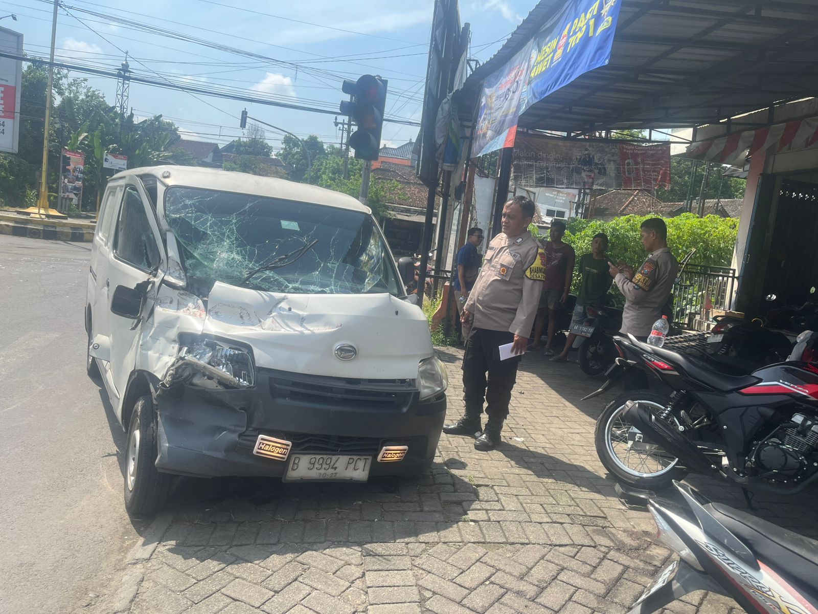 Polsek Parang Polres Magetan Polda Jawa Timur Melaksanakan TPKP Laka Lantas Yang Mengakibatkan Korban Luka-Luka