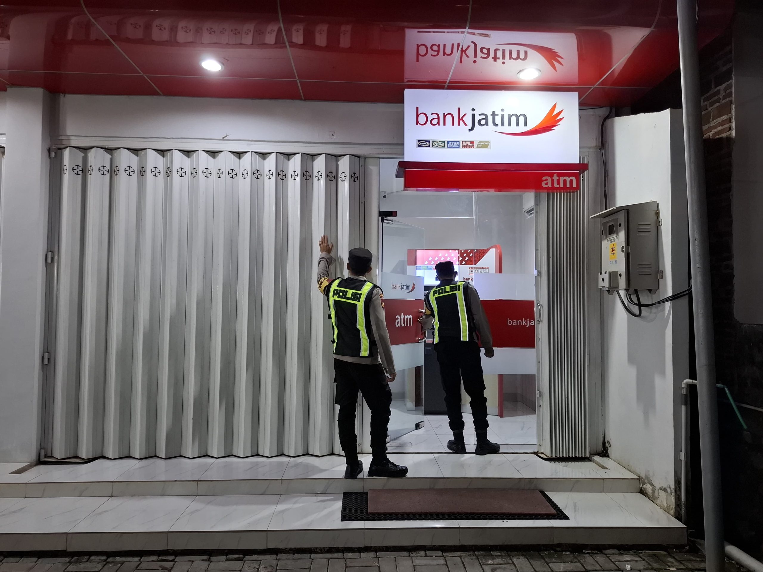 cegah tindak kejahatan di kawasan perbankan personil Polsek Lembeyan laksanakan patroli kewilayahan di Kantor Bank Jatim Lembeyan