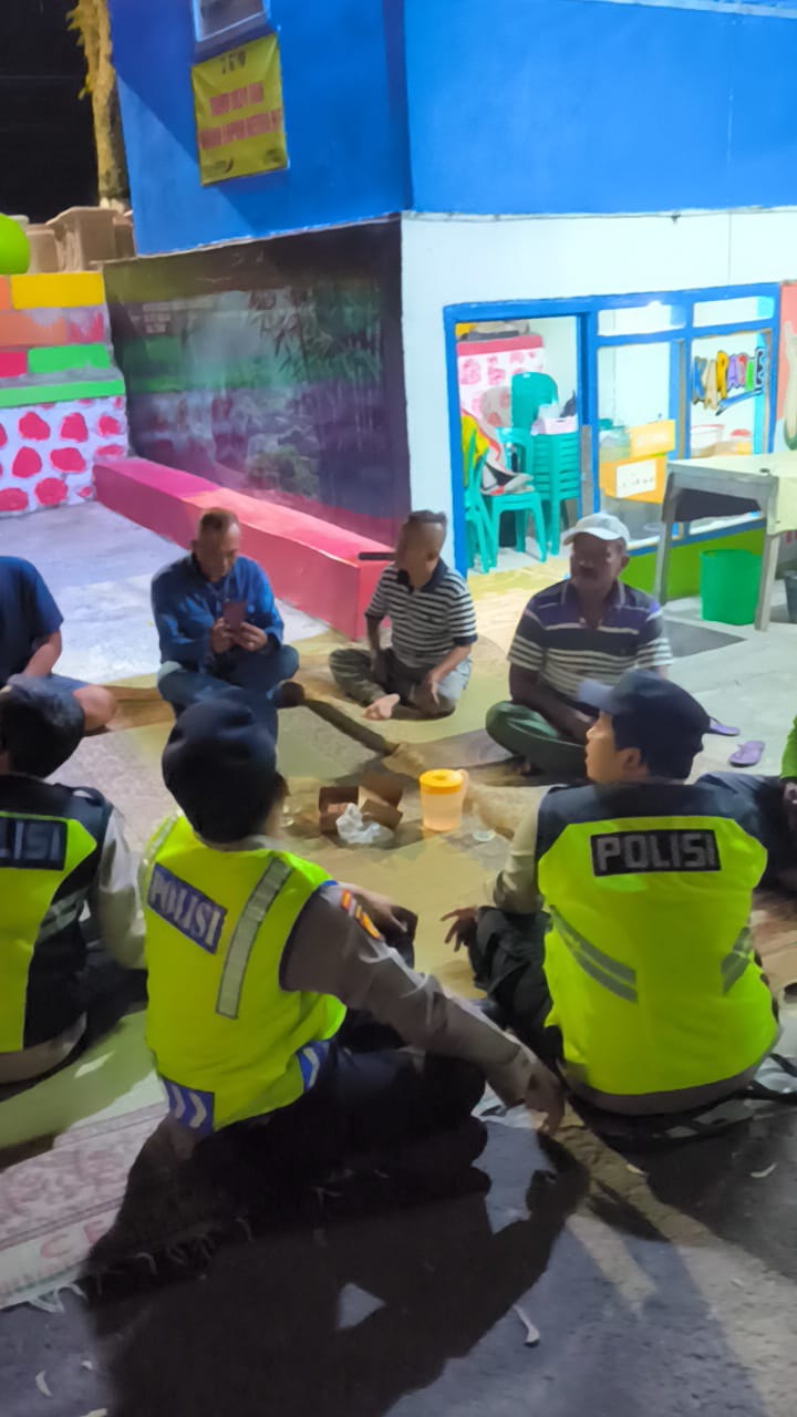 Patroli dialogis dengan warga yang sedang melaksanakan jaga pos kamling