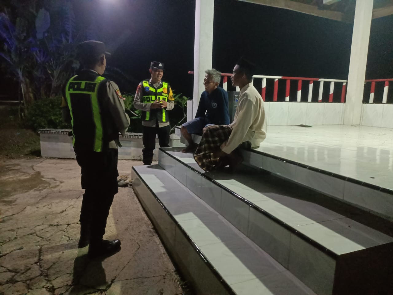 Sambangi masyarakat yang berjaga di poskamling personil Polsek Lembeyan berikan binluh Kamtibmas guna meningkatkan kewaspadaan dalam mencegah segala bentuk tindak kriminalitas