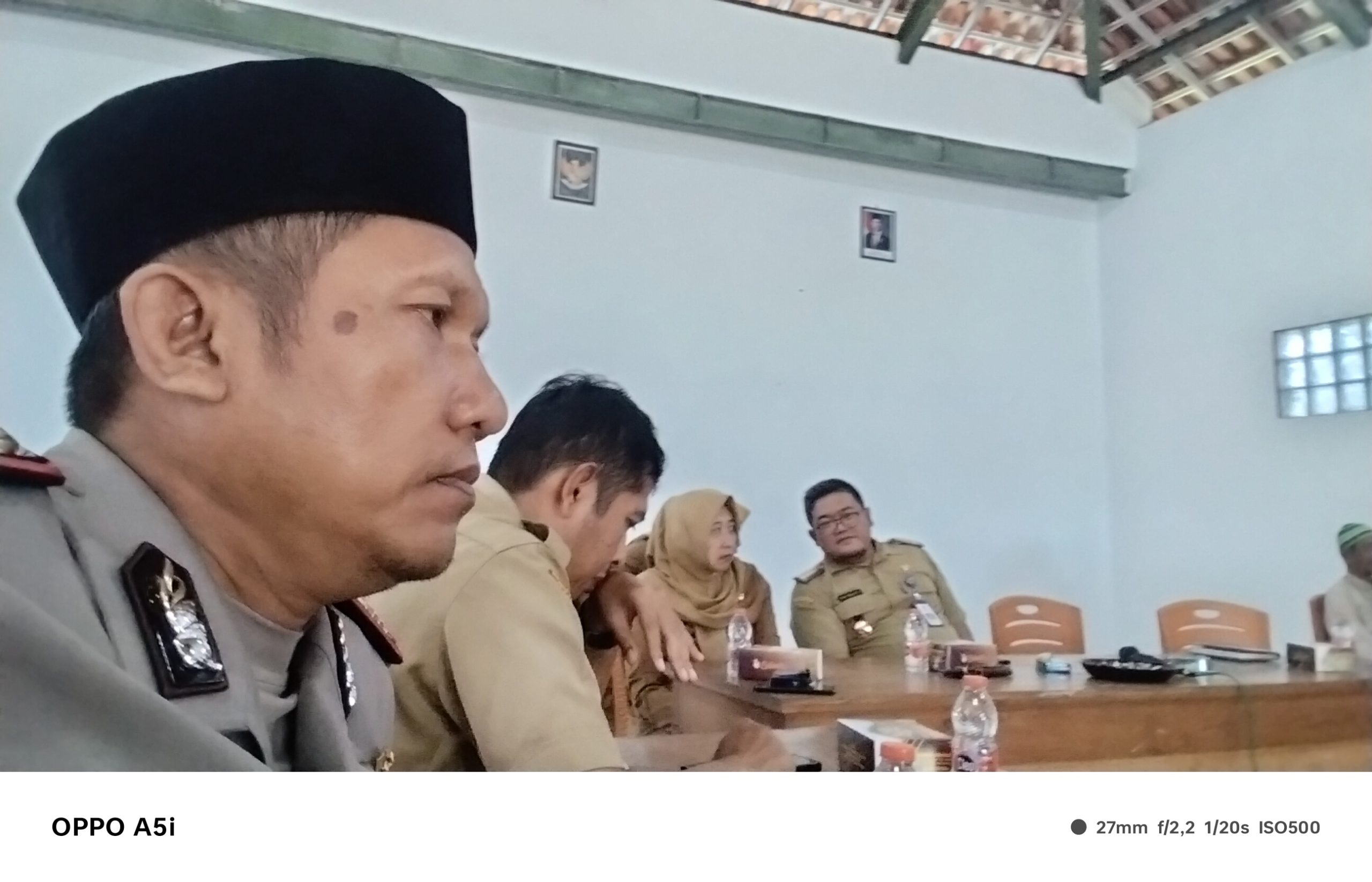 Kapolsek Karas polres Magetan bersama anggota menghadiri rapat di balai desa Taji Kec Karas Kab Magetan