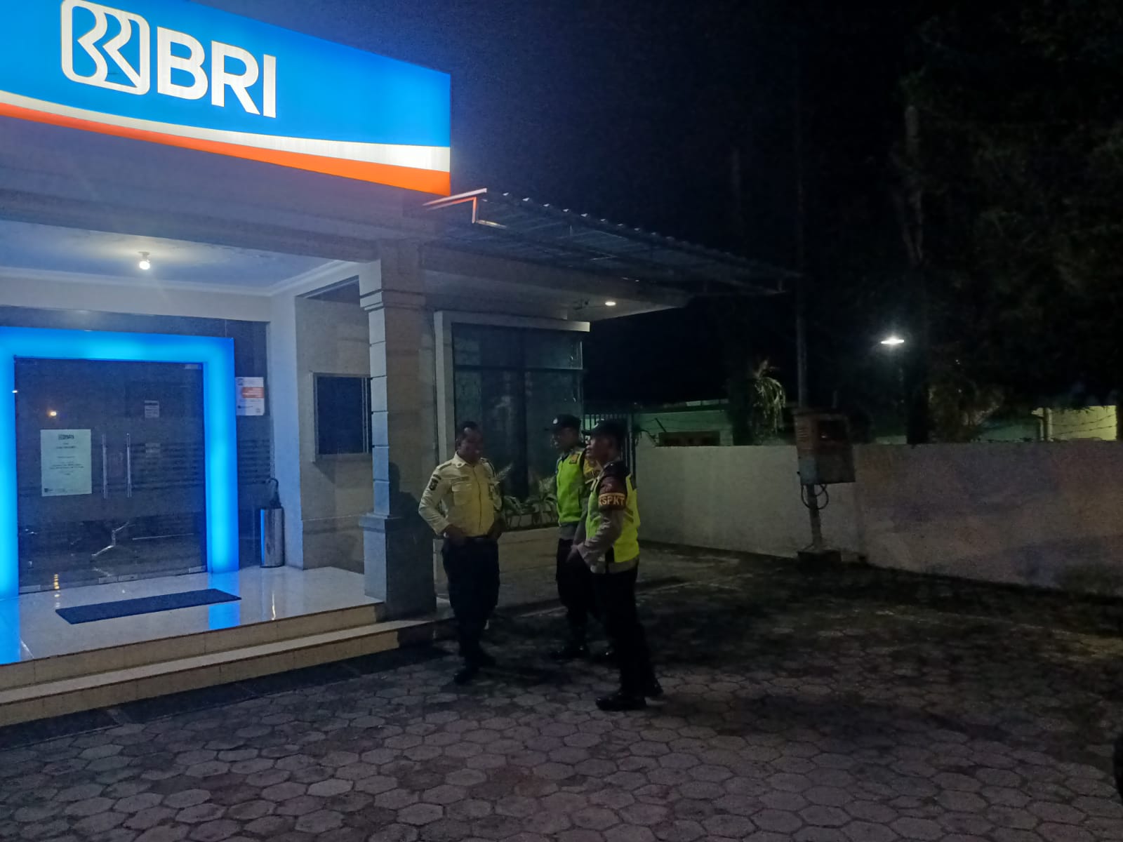 Patroli dialogis dengan security BRI Unit Sukomoro pada malam hari.