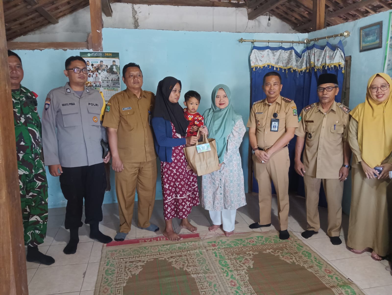 Bhabinkamtibmas dan Babinsa serta Pemerintah Desa Krowe laksanakan pendampingan penyaluran bantuan anting emas kepada anak/balita di Wilayah Desa Krowe Kecamatan Lembeyan