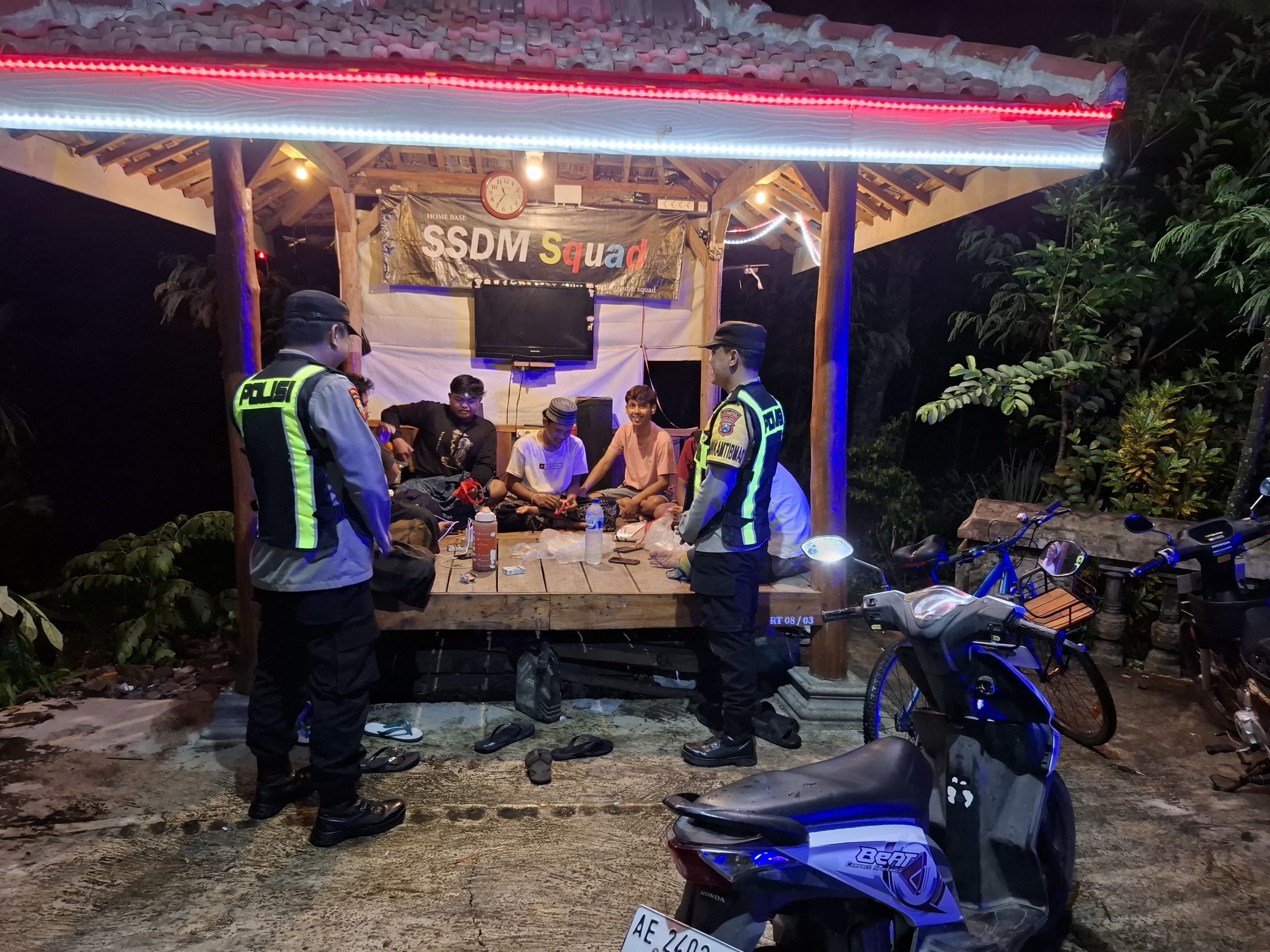 Sambang warga di poskamling personil Polsek Lembeyan berikan himbauan Kamtibmas ajak masyarakat bersinergi tingkatkan keamanan dan kewaspadaan lingkungan