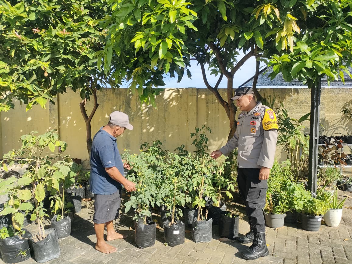 Dukung Ketahanan Pangan, Anggota Bhabinkamtibmas Polres Magetan Sambang ke Pekarangan Warga Binaan
