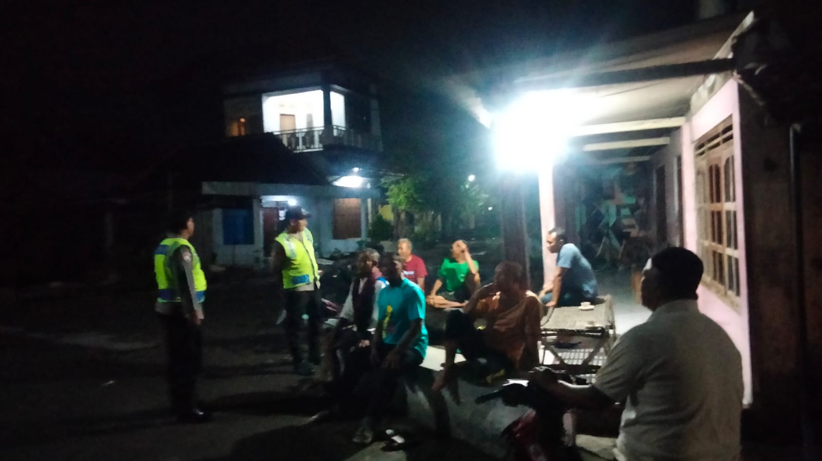 Polsek Kartoharjo Intensifkan Patroli Dialogis di Permukiman Warga Desa Kartoharjo untuk Jaga Kamtibmas