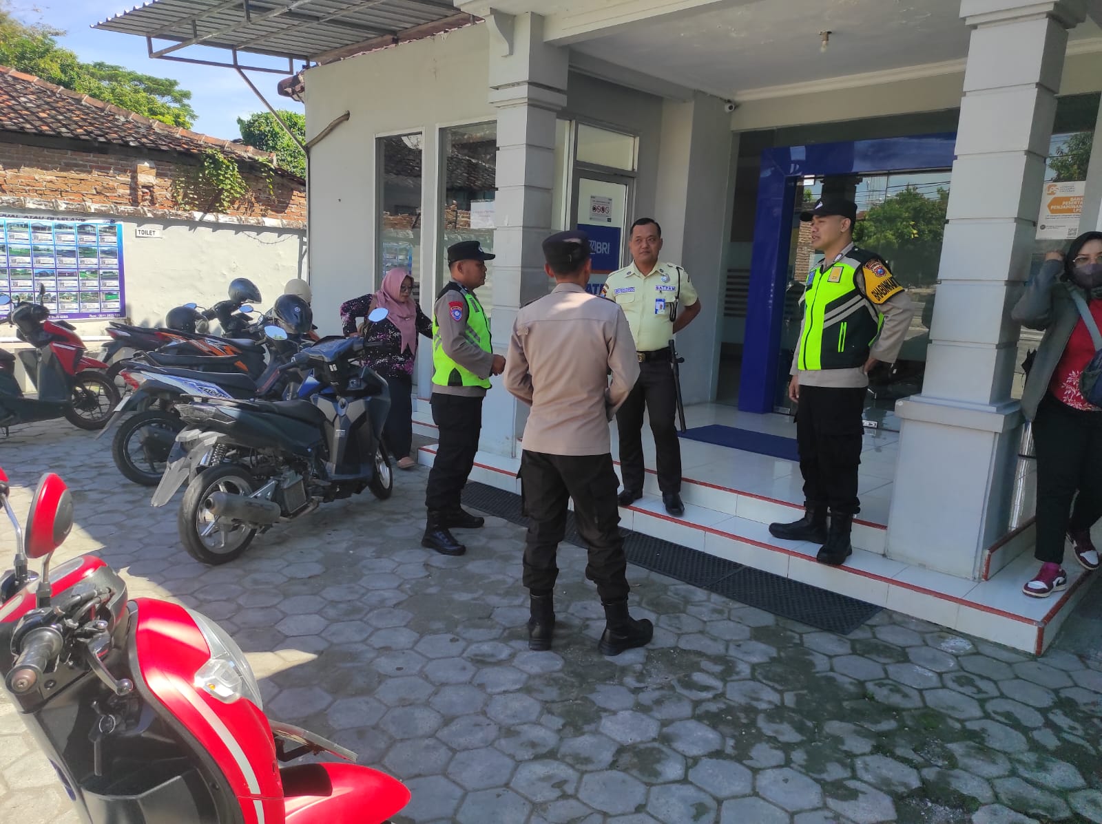 Kegiatan patroli dialogis dengan security BRI Unit Sukomoro