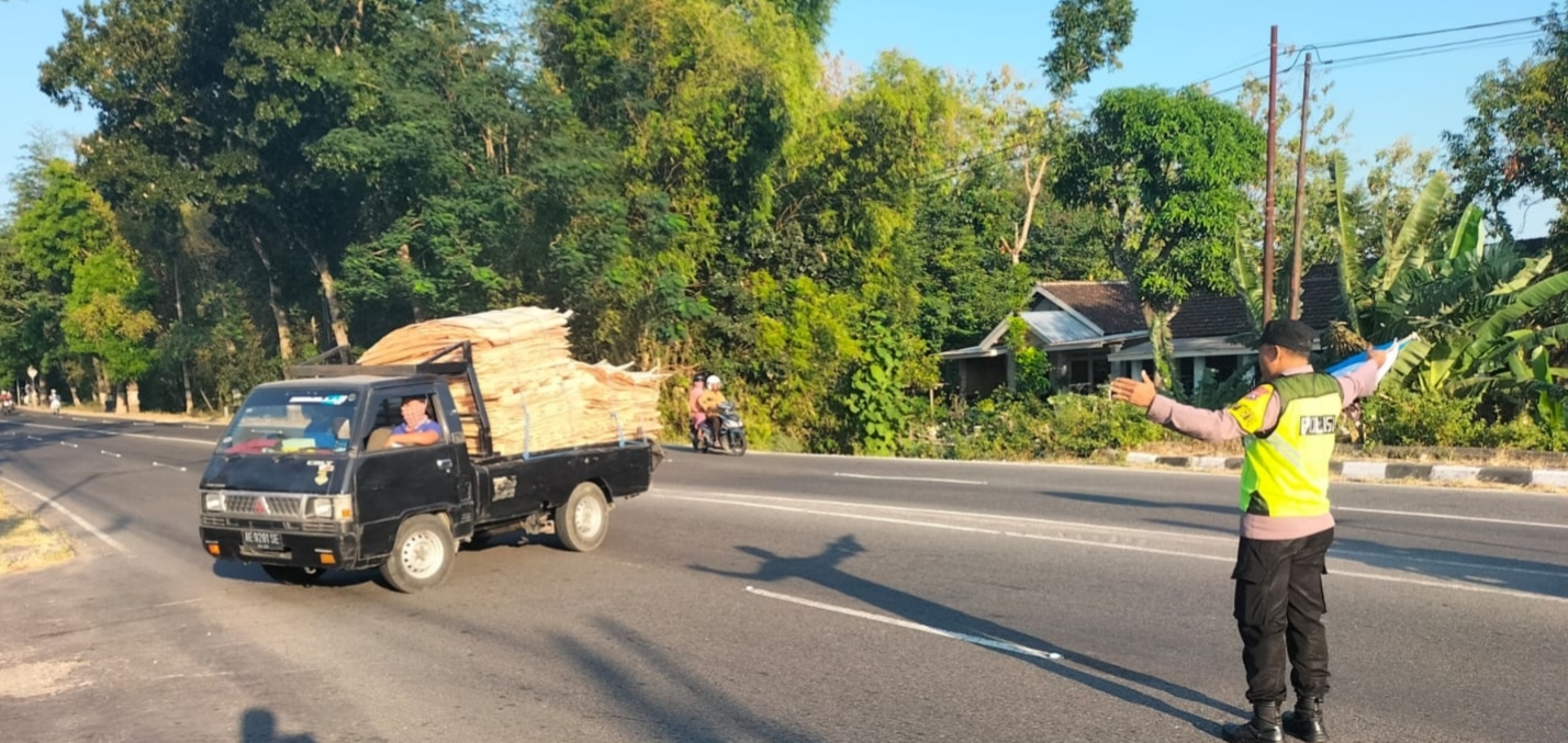 Anggota Polsek Sukomoro Laksanakan Pengamanan Rawan Pagi untuk Wujudkan Kamseltibcarlantas yang Aman dan Lancar