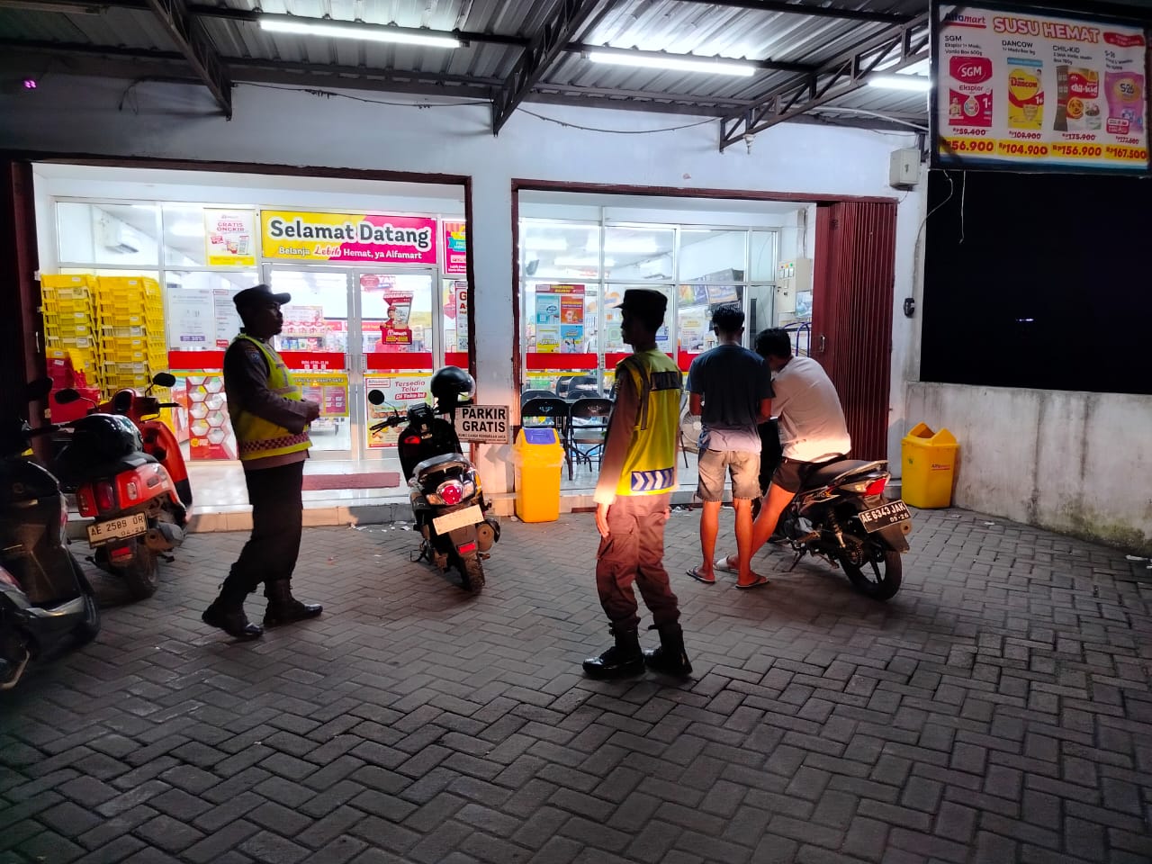 Patroli Dialogis, Polsek Kartoharjo Sampaikan Pesan Kamtibmas di Pertokoan Alfamart