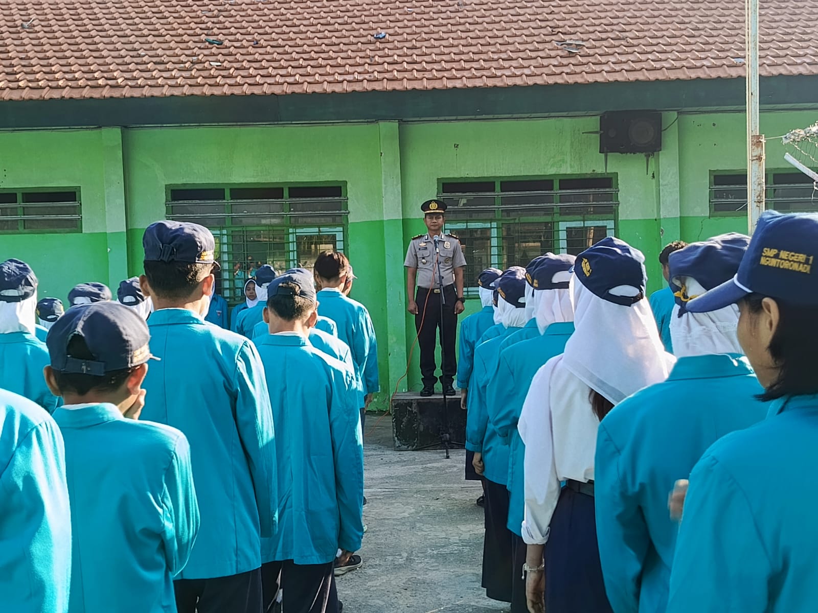 Kapolsek Nguntoronadi Jadi Pembina Upacara di SMPN 1 Nguntoronadi, Tekankan Disiplin dan Pencegahan Judi Online di Kalangan Pelajar