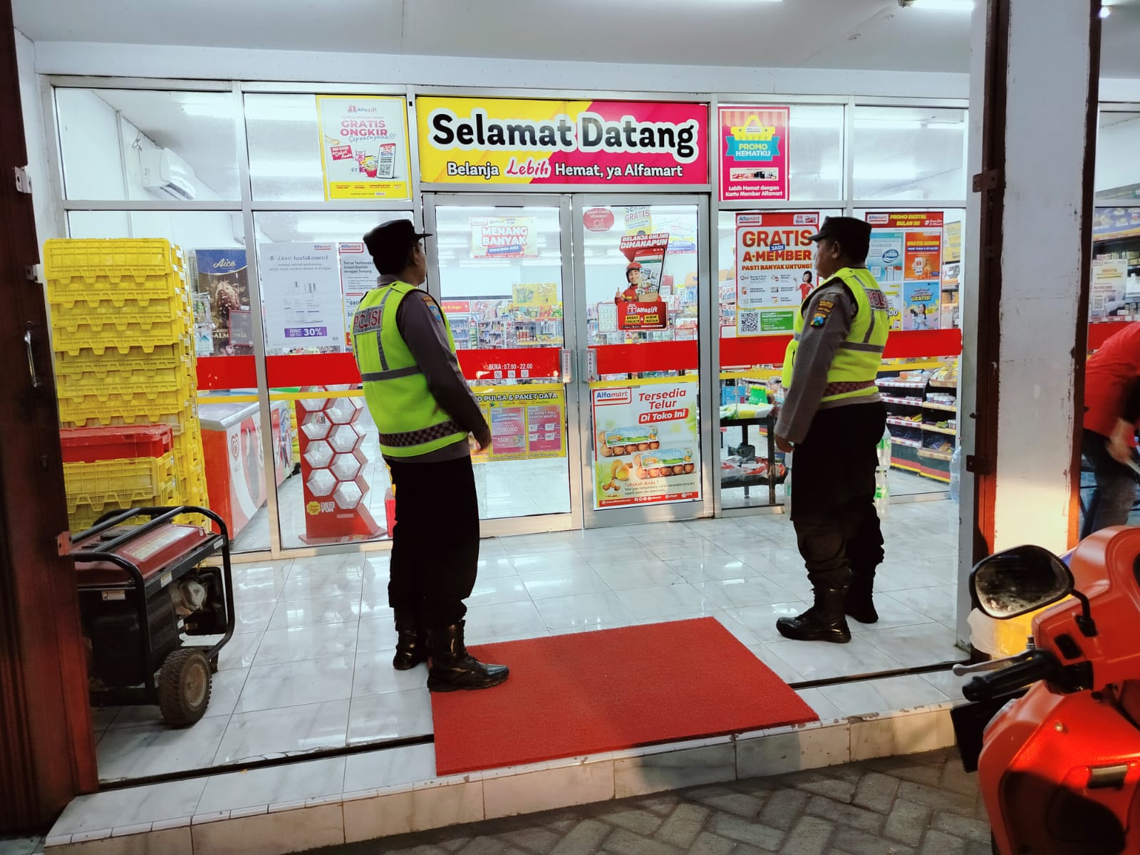 Patroli Polsek Kartoharjo Pantau Pertokoan Alfamart, Wujudkan Kamtibmas Aman dan Kondusif