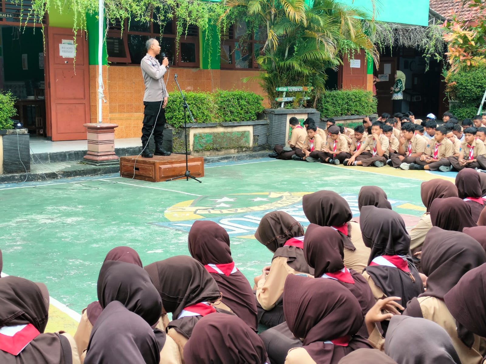 Kanit Binmas Polsek Sukomoro Berikan Sosialisasi Tertib Berlalu Lintas di SMPN 1 Sukomoro