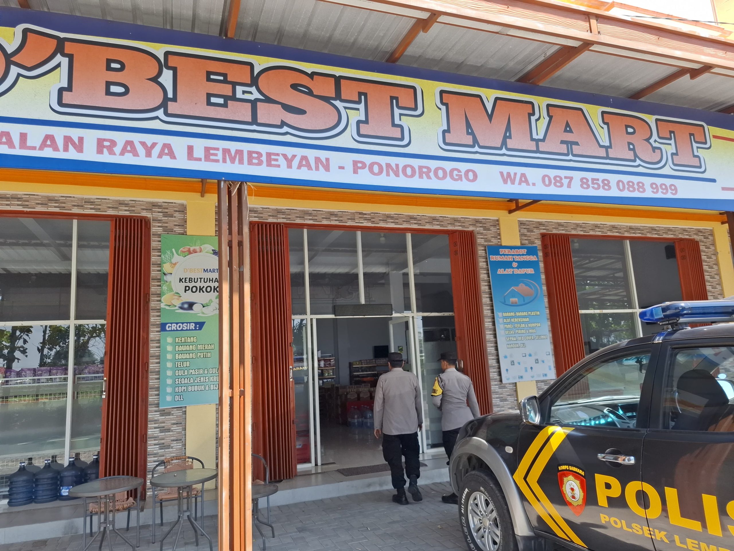 ciptakan situasi Kamtibmas kondusif di pusat perbelanjaan personil Polsek Lembeyan laksanakan patroli di areal toko D'bestmart Lembeyan