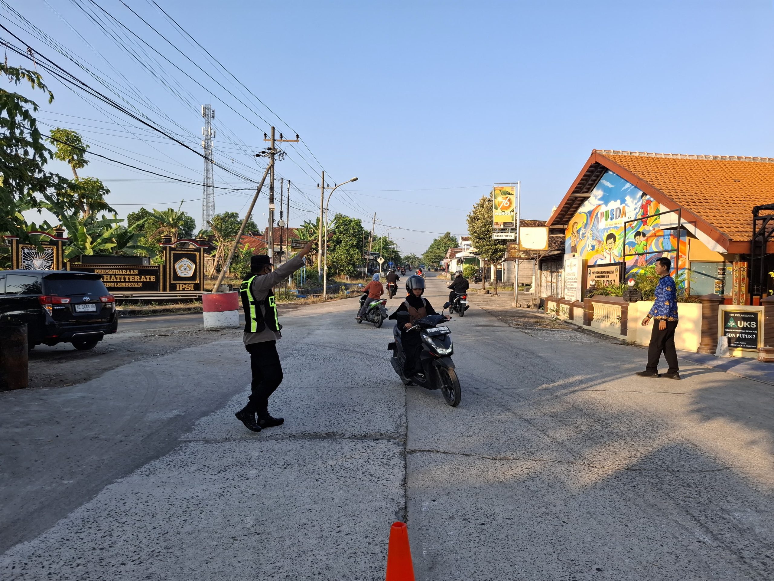 pam rawan pagi personil Polsek Lembeyan sebagai bentuk pelayanan kamseltibcarlantas kepada masyarakat dalam mencegah terjadinya lakalantas