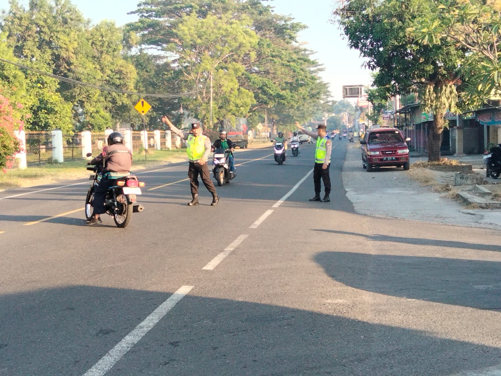 **Personel Polsek Maospati Laksanakan Pengaturan Pagi untuk Kelancaran Aktivitas Masyarakat dan Pelajar**