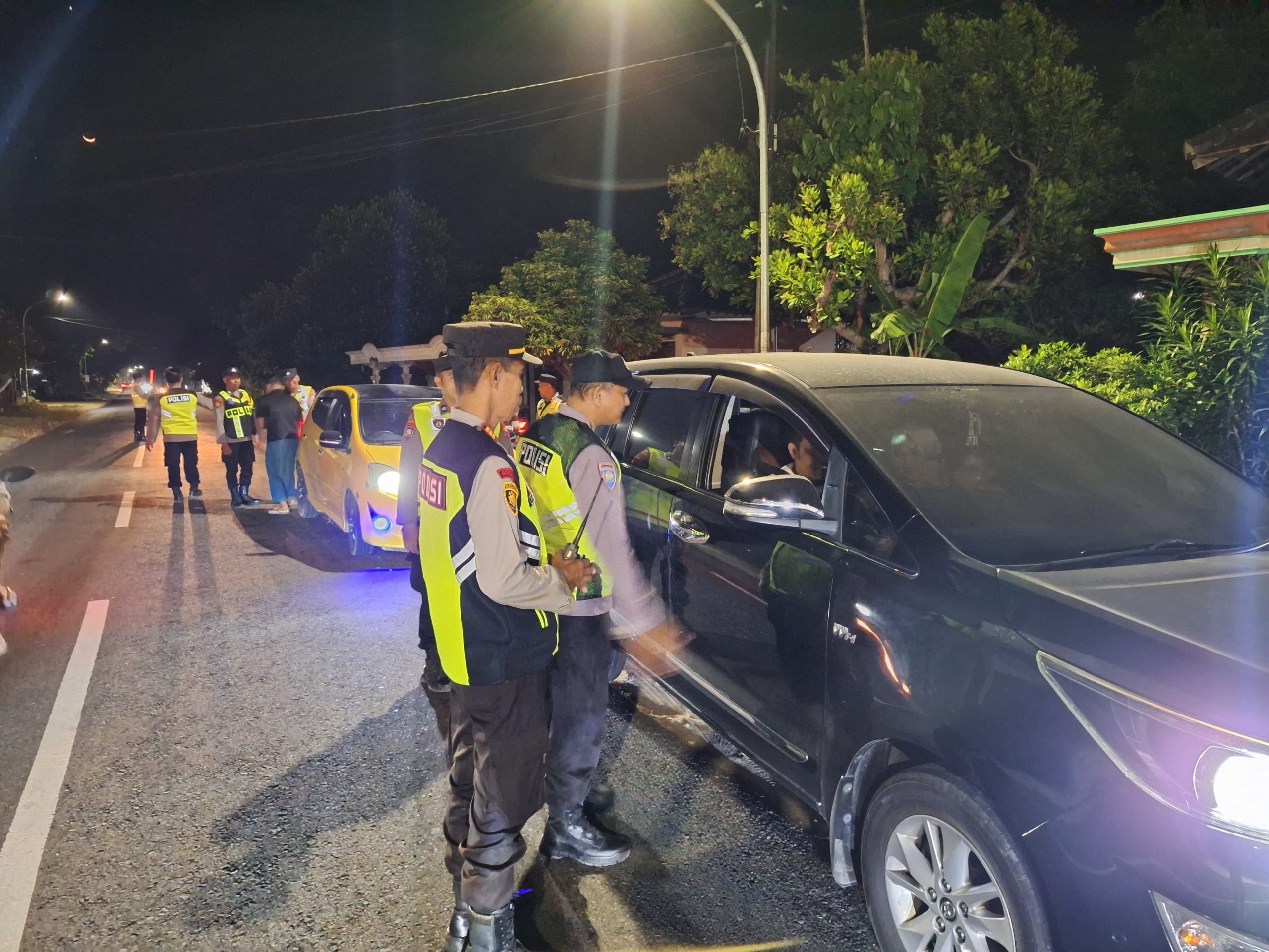 Kapolsek Lembeyan pimpin kegiatan Penyekatan Perbatasan Kab. Magetan dan Kab. Ponorogo antisipasi pergeseran warga PSHT ke Wilayah Kab. Ponorogo dalam rangka Pengesahan Warga Baru PSHT Cabang Ponorogo