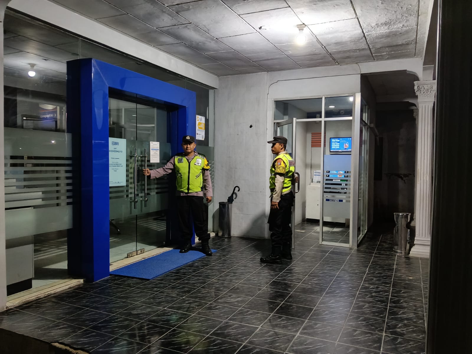 Patroli Perintis Presisi Polsek Nguntoronadi, Perkuat Keamanan Perbankan dan Antisipasi Gangguan Kamtibmas di Malam Hari