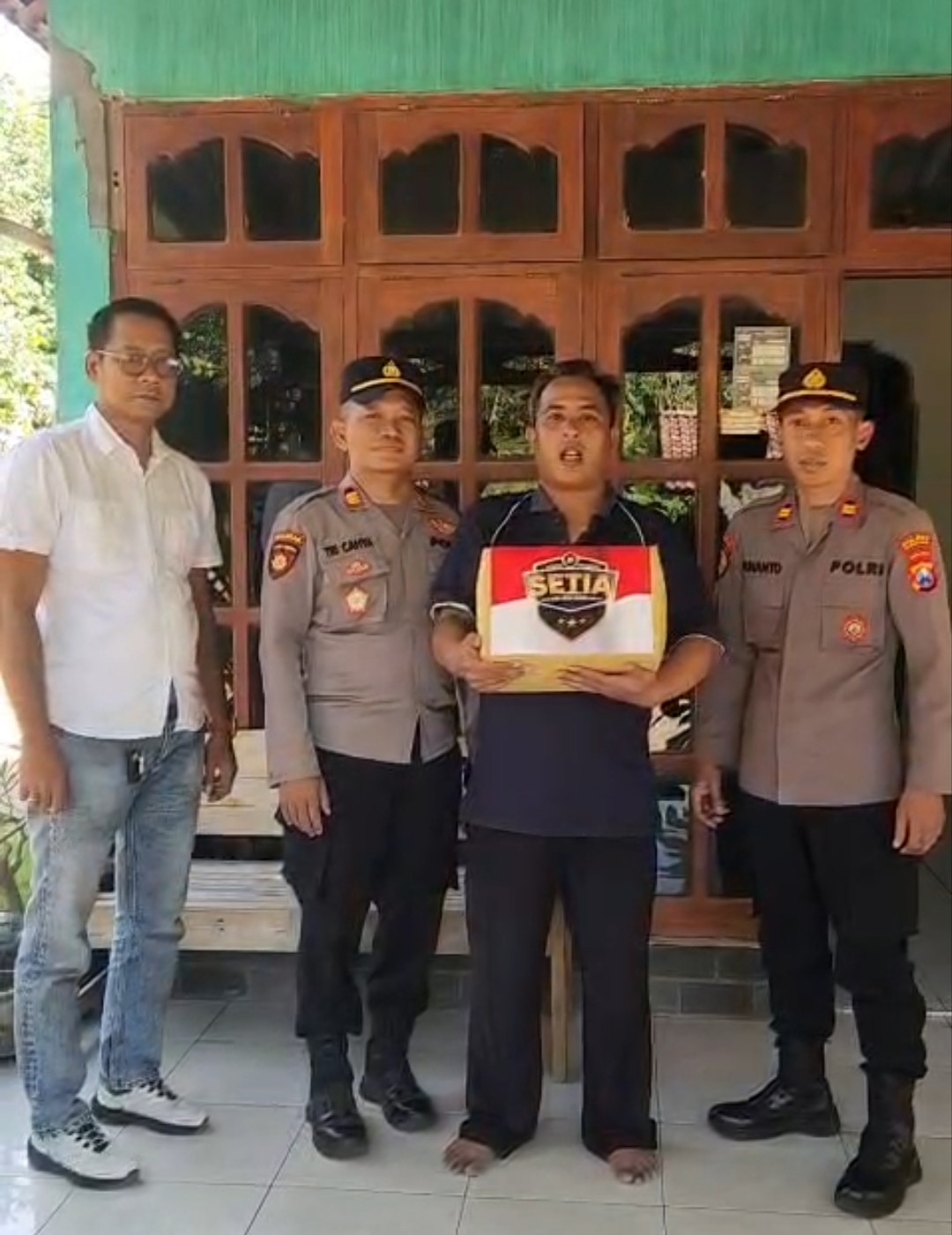 JUM'AT BERKAH POLSEK SUKOMORO Kapolsek Sukomoro Salurkan Bantuan Sembako kepada Warga Kelurahan Tinap