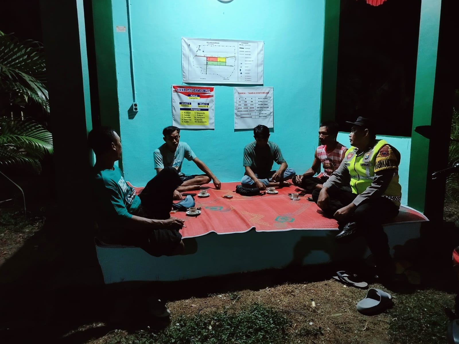 Patroli Dialogis Malam Hari, Polsek Kartoharjo Ajak Warga Desa Klurahan Tingkatkan Kewaspadaan Kamtibmas