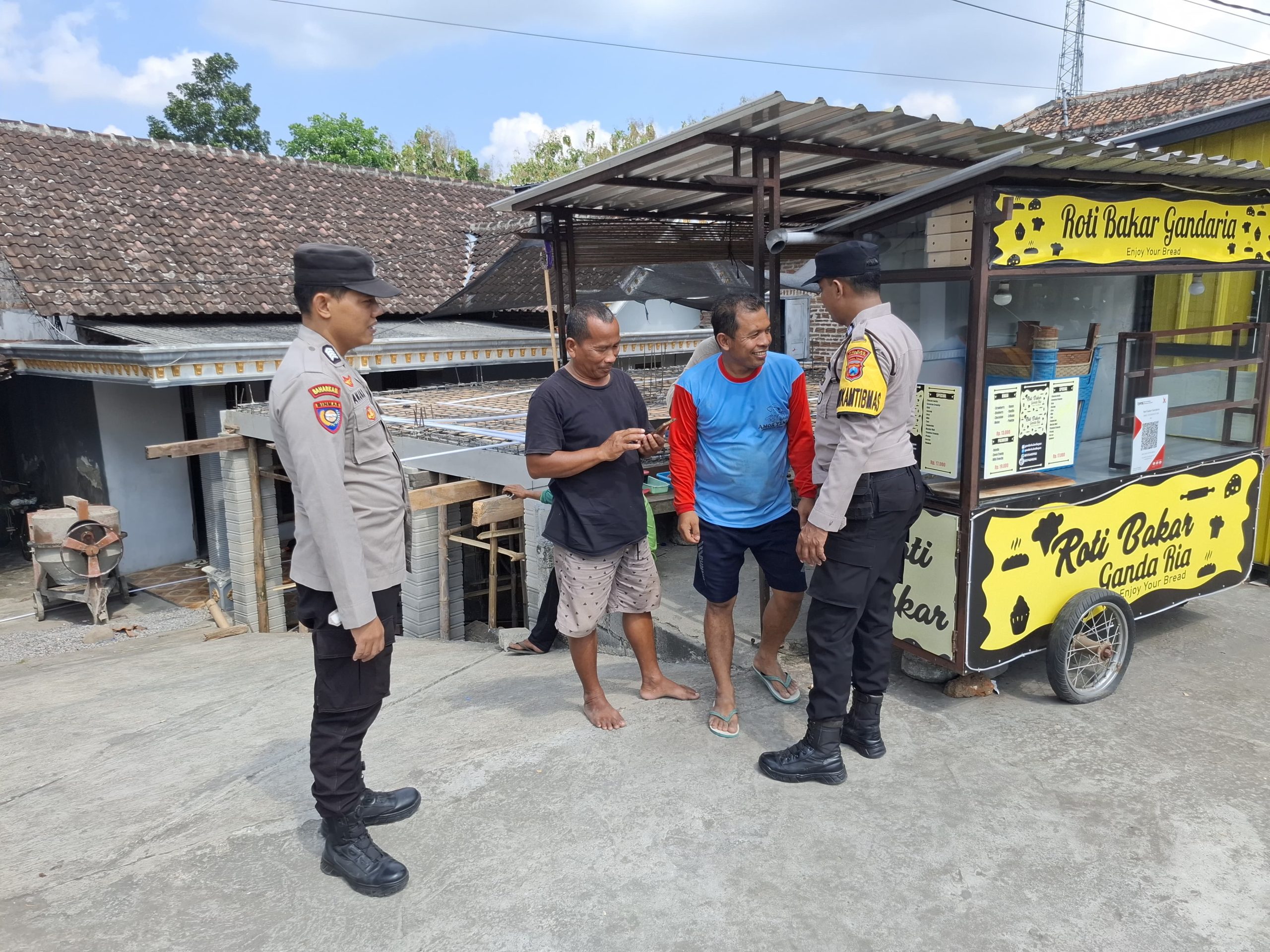 Personil Polsek Lembeyan laksanakan patroli dialogis dengan pedagang kaki lima sampaikan himbauan kamtibmas guna tingkatkan kewaspadaan dalam mencegah aksi kriminalitas