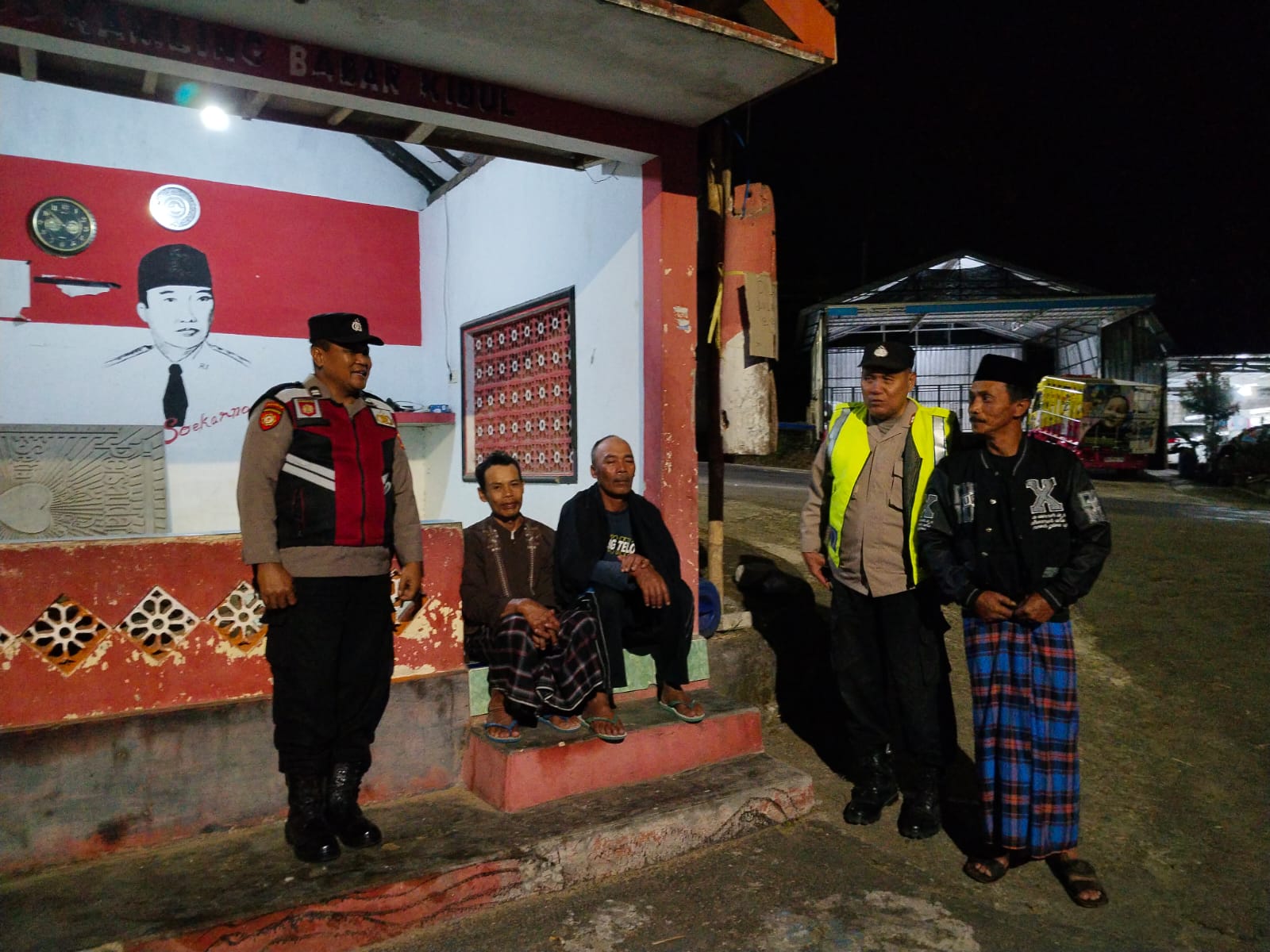 Antisipasi gangguan Kamtibmas, Anggota Polsek Plaosan Sambang ke Pos Kamling guna berikan himabuan