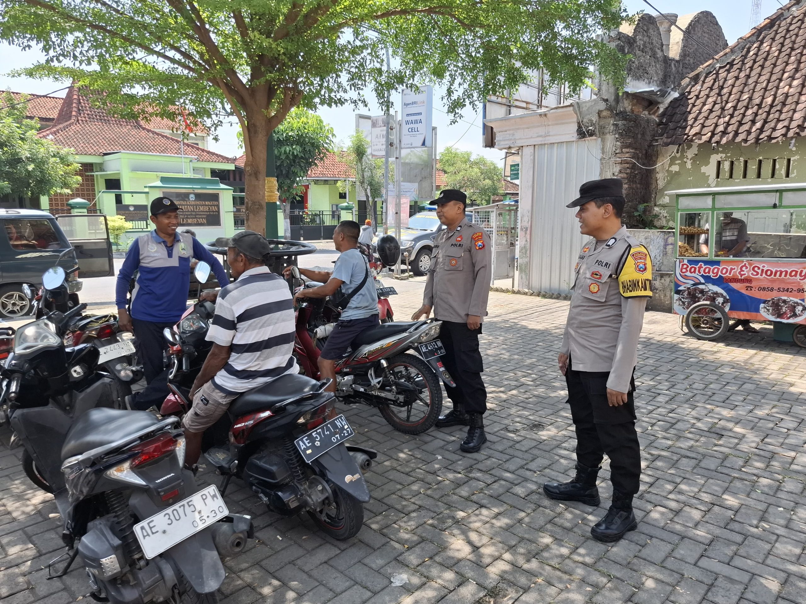 Cegah terjadinya aksi 3C di areal pasar Lembeyan Personil Polsek Lembeyan laksanakan sambang dan dialogis dengan juru parkir guna binluh Kamtibmas berikan rasa aman dan nyaman terhadap masyarakat yang beraktifitas di Pasar Lembeyan