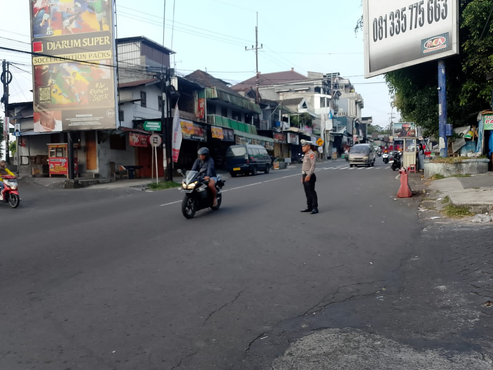wujudkan Kamseltibcarlantas dijalan raya, Anggota Polsek Plaosan Laksanakan Gatur dan Pam Rawan Pagi di titik titik rawan laka