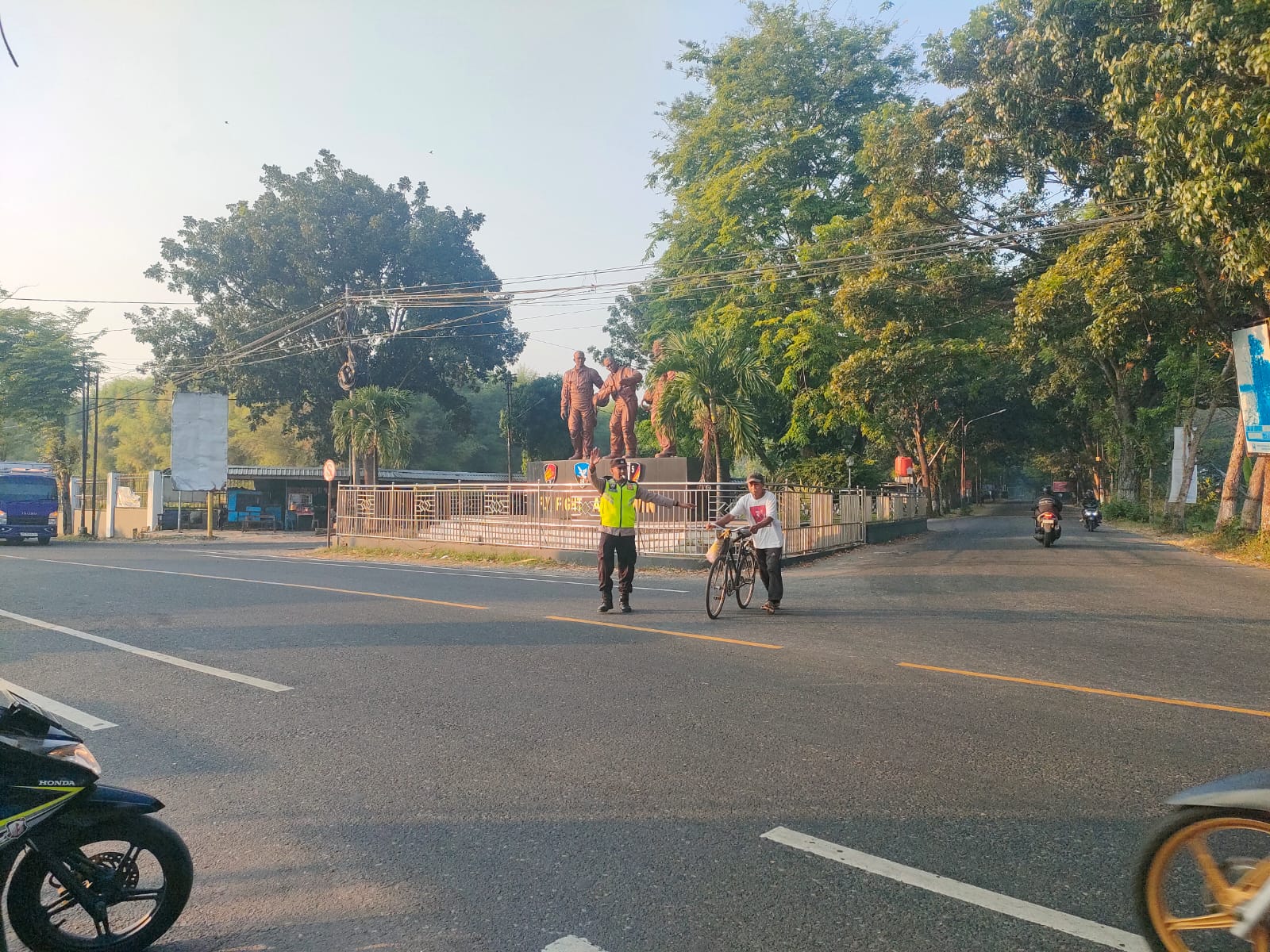 Personel Polsek Maospati Laksanakan Pengaturan Lalu Lintas Pagi, Wujudkan Kamseltibcarlantas yang Kondusif