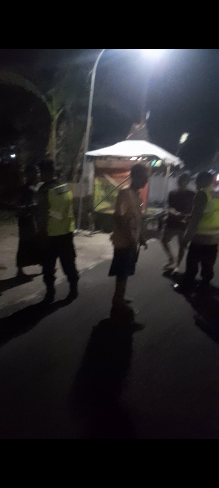 POLSEK MAOSPATI TINGKATKAN SINERGI DENGAN WARGA MELALUI PATROLI DIALOGIS DI POSKAMLING DESA KLAGEN GAMBIRAN