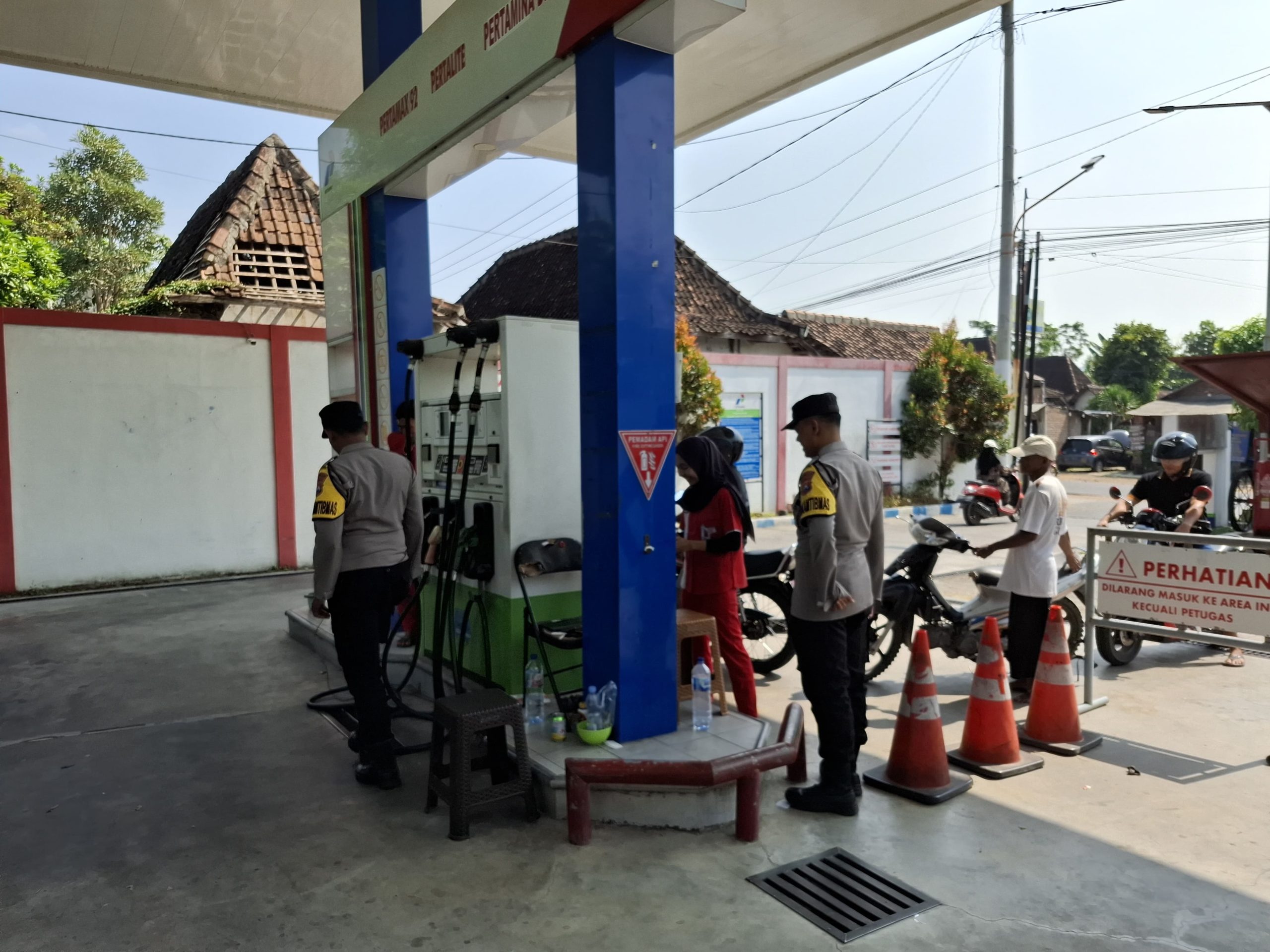 Personil Polsek Lembeyan laksanakan patroli kewilayahan dengan sasaran SPBU Lembeyan cegah tindak kriminalitas
