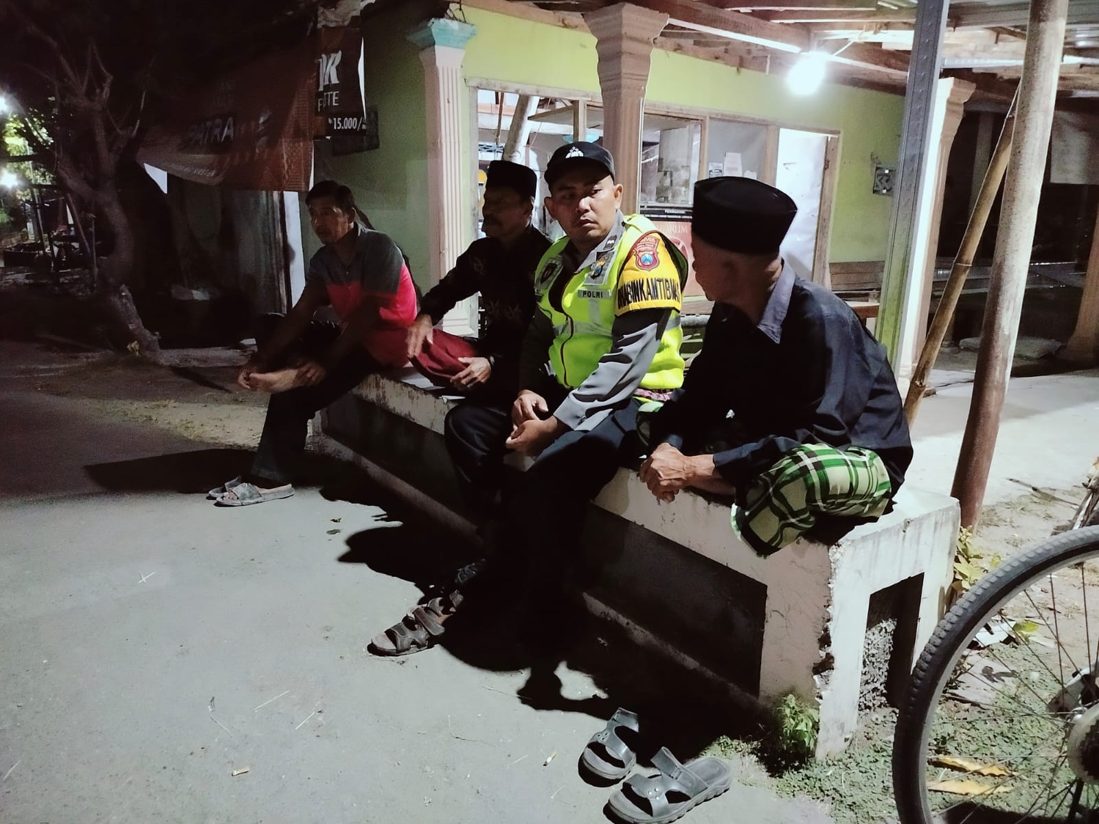 Patroli Malam Polsek Kartoharjo Perkuat Harkamtibmas Melalui Dialogis dengan Warga Desa Sukowidi