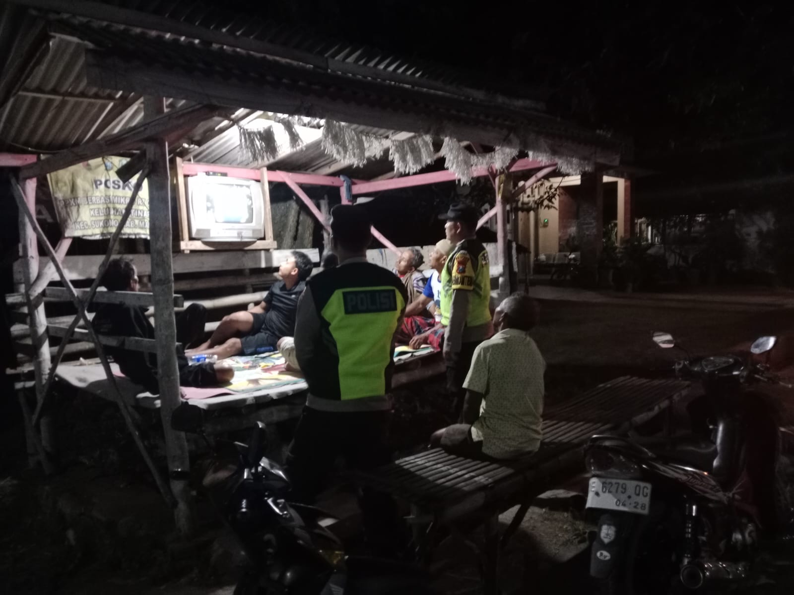 Patroli Dialogis Polsek Sukomoro Bersama Warga Pos Kamling, Perkuat Sinergi Jaga Kamtibmas