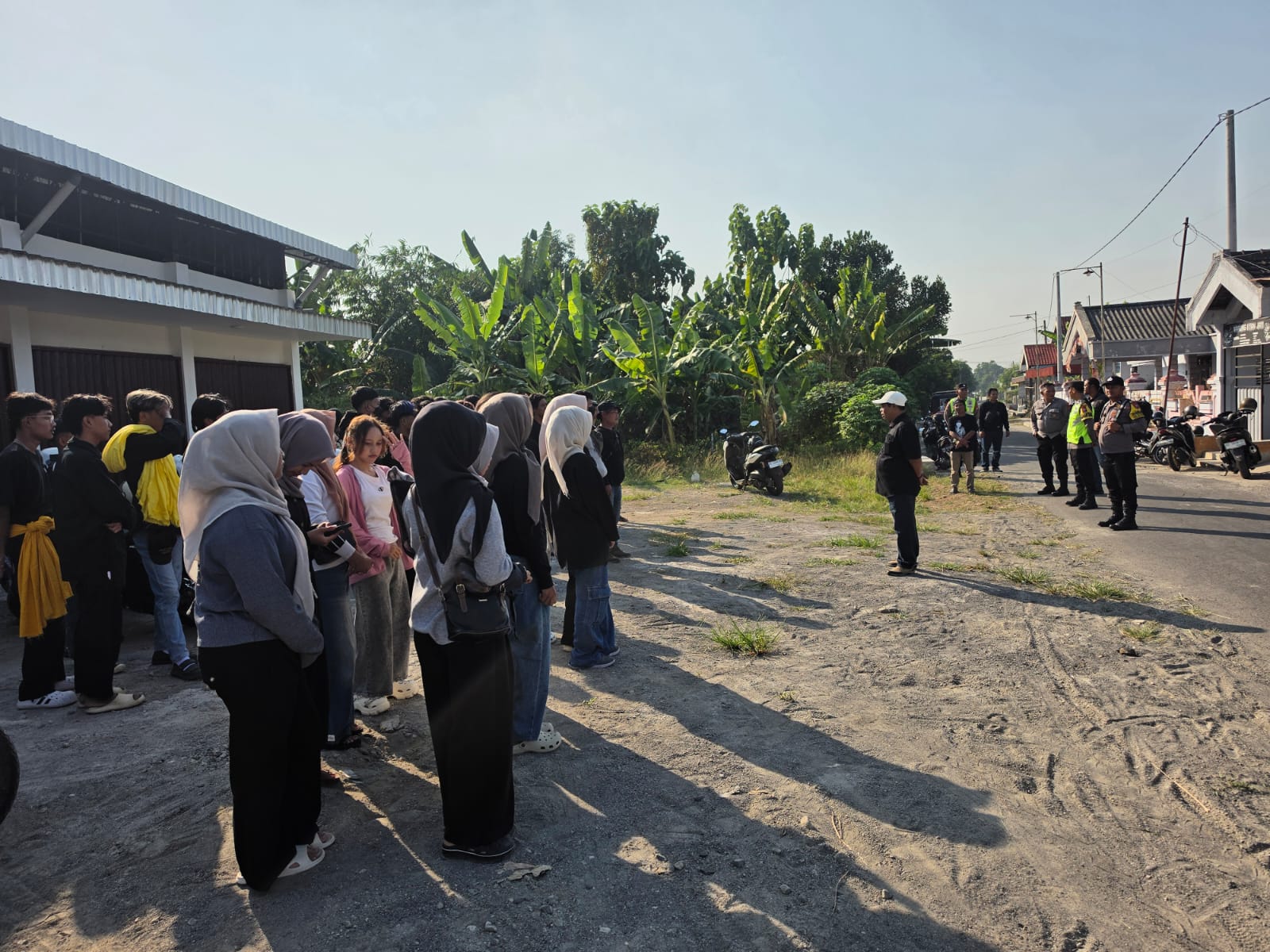 Kapolsek Maospati Pimpin Pengamanan dan Pengawalan Warga PSHW-TM Hadiri Suran Agung di Madiun