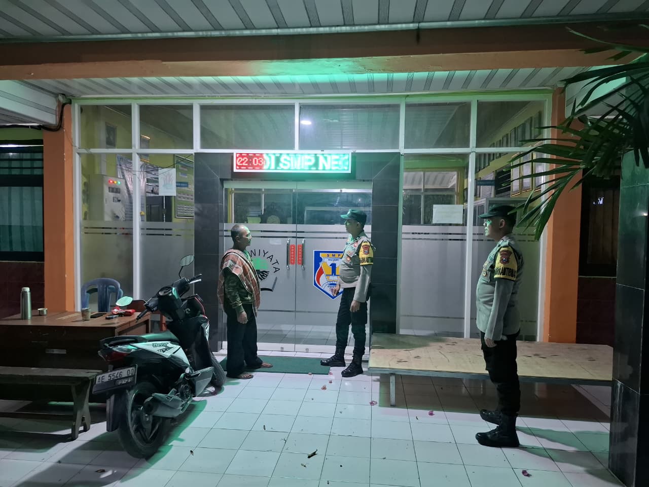 Patroli dialogis Personil Polsek Lembeyan sambangi SMPN 1 Lembeyan guna binluh Kamtibmas terhadap petugas penjaga malam cegah terjadinya 3C