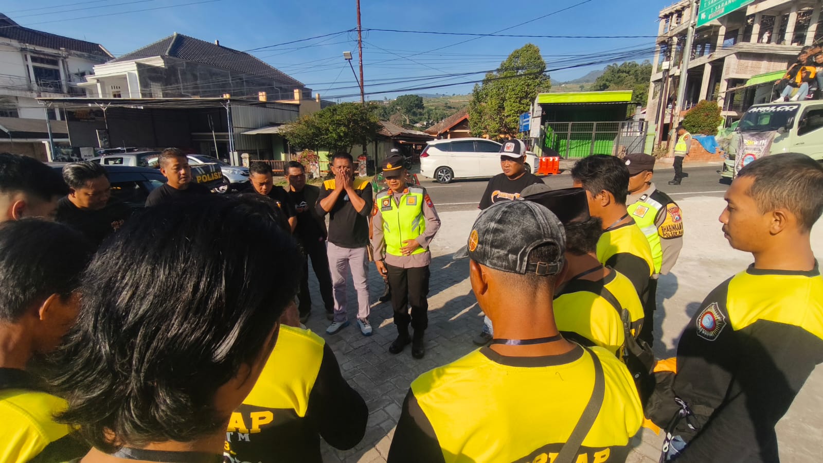 Pastikan kegiatan aman dan lancar, Polsek Plaosan Laksanakan Pengamanan dan Pengawalan Giat Suran Agung ranting Plaosan