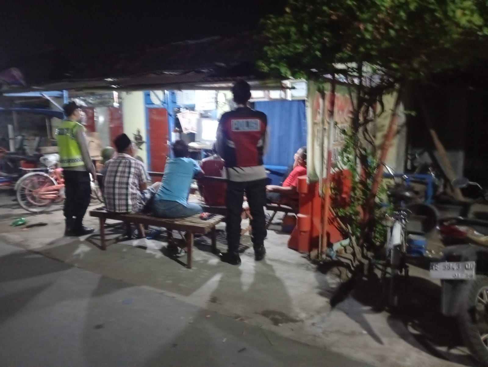 Polsek Kartoharjo Pererat Sinergitas Melalui Nonton Bareng Piala Dunia Bersama Masyarakat